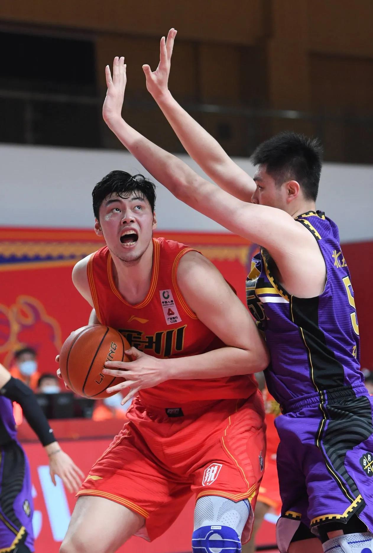 关于加时末段CBA季后赛焦点战，山东男篮绝杀压哨，赛场秩序良好，控场能力受关注的信息